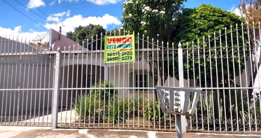 BAIXOU !! VENDO NA QND 59 ESTA CASA EM LOCALIZAÇÃO ÍMPAR .