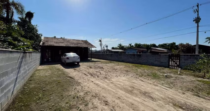 Casa á Venda em Rua Pavimentada - Barra do Saí