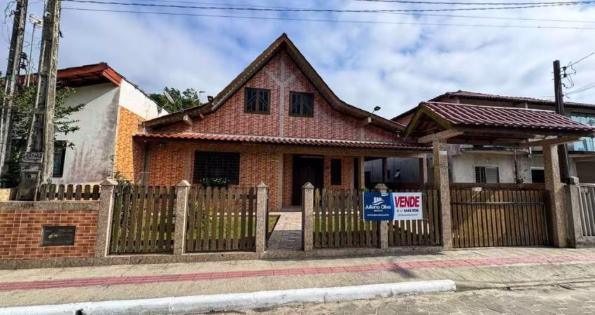 Casa á Venda na região central - Itapema do Norte