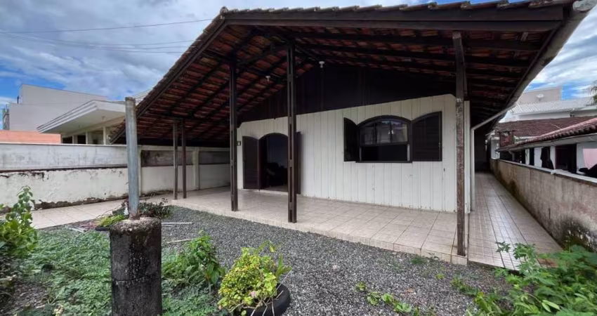Casa Mista a 190  Metros da Praia, Barra do Sai