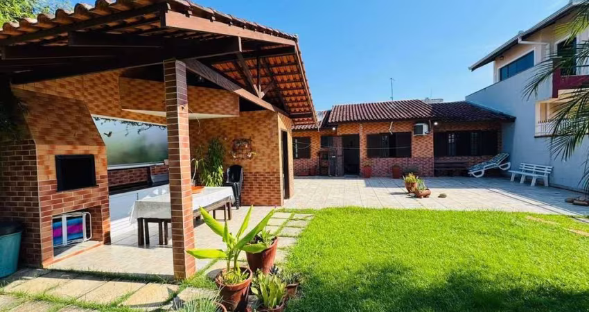 Casa á 200 Metros da Praia na Barra do Sai, Itapoá - SC.