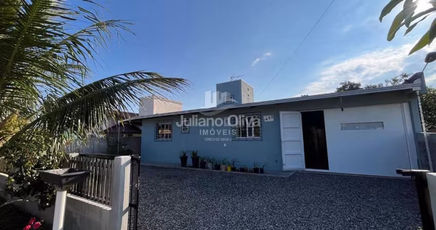 Com 4 quartos, área de lazer, e terreno amplo, à 510m do mar