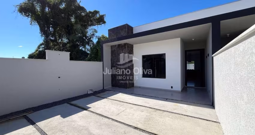 Com 2 suítes, piscina, lareira e jardim de inverno à 300m do mar