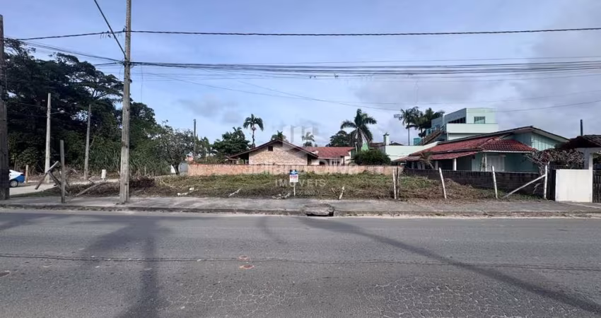 Terreno de Esquina com 384 m² a Poucos Passos da Praia