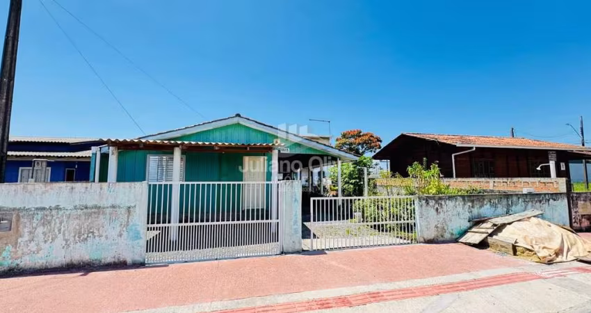 Casa Á Venda com Sobrado nos Fundos -  Barra do Saí