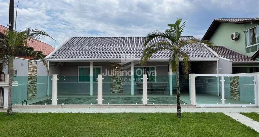 Casa com piscina na quadra do mar com 3 quartos à Venda. Brasilia - Itapoá/SC