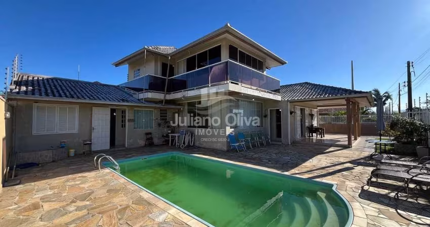 Sobrado de Esquina com Piscina, Barra do Saí - Itapoá/SC