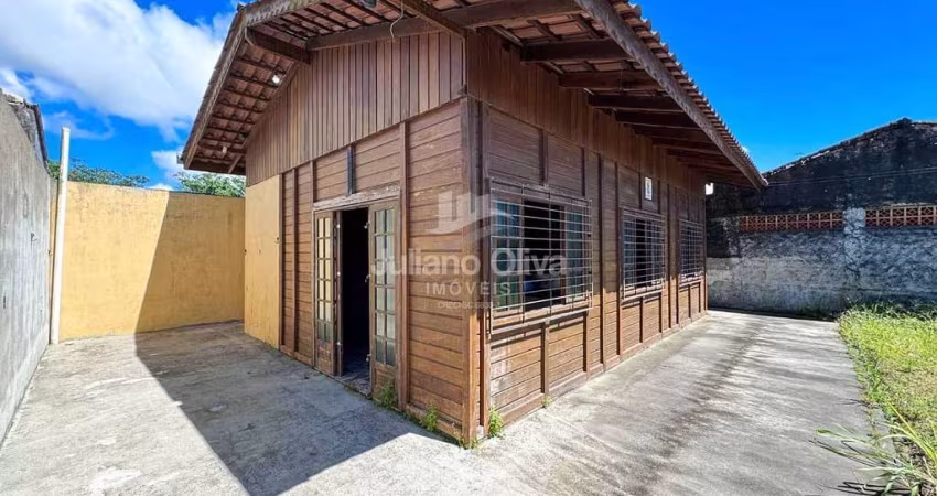 Casa de Madeira a 500 Metros da Praia, Barra do Saí