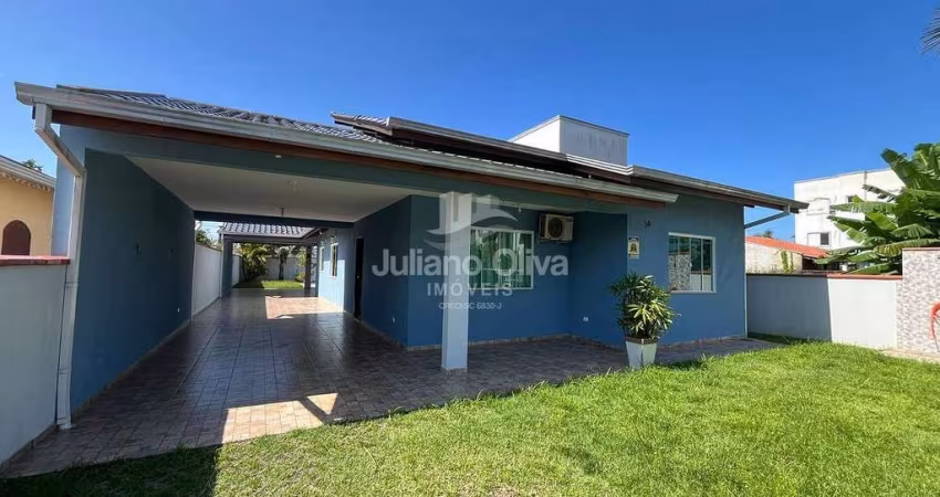 Casa com piscina a apenas 80mts da praia de Itapoá