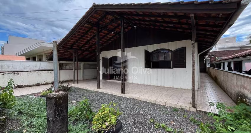 Casa Mista a 190  Metros da Praia, Barra do Saí