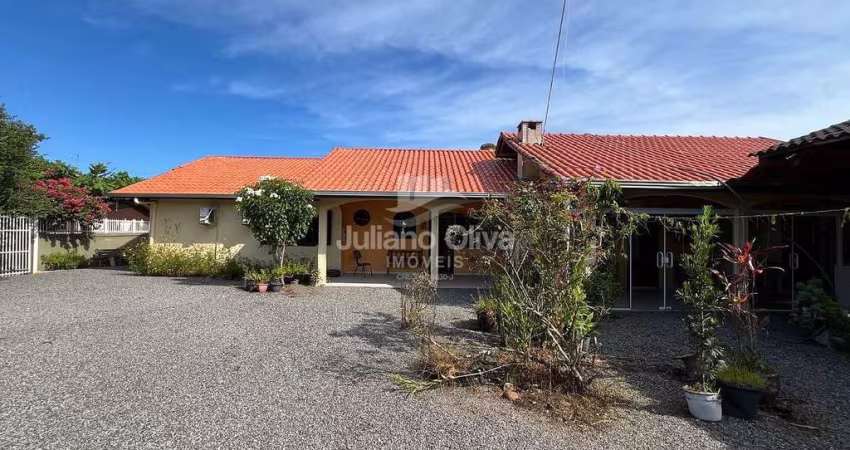 Terreno de 720m² composto por 3 kitnetes, Barra do Saí - Itapoá/SC