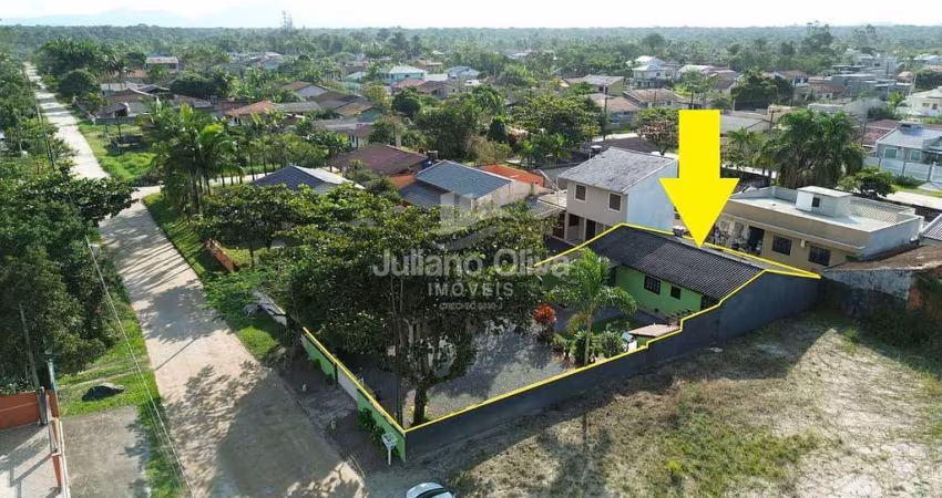 Casa com amplo espaço de terreno na praia de Itapoá
