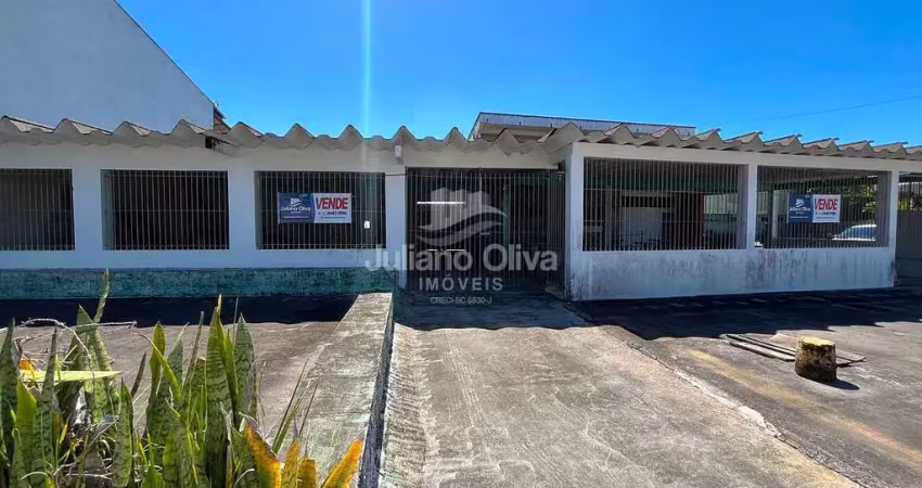 Sobrado à venda  com ponto comercial e 3 quartos - sai mirim