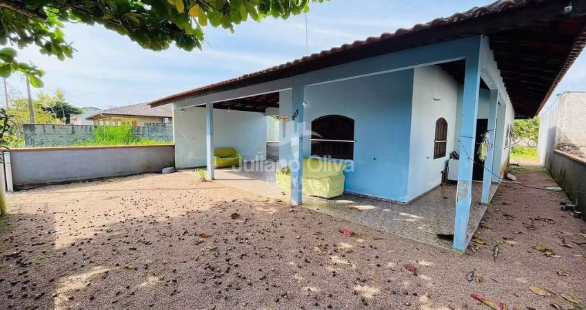 Casa com 03 dormitórios, á 450 metros da praia.