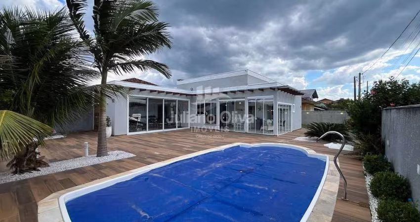 Casa com Piscina a 100 Metros do Mar - Barra do Saí