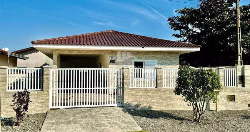 Casa com 2 Dormitórios a 390 Metros da Praia no Bairro Barra do Saí