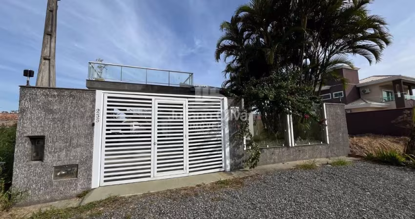 com piscina à 230m da praia na Barra do Saí