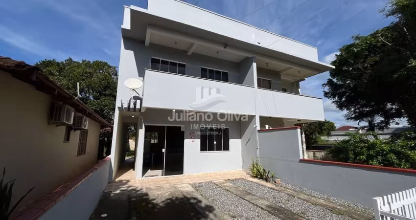 Sobrado à 240m do mar com 3 quartos na Barra do Saí