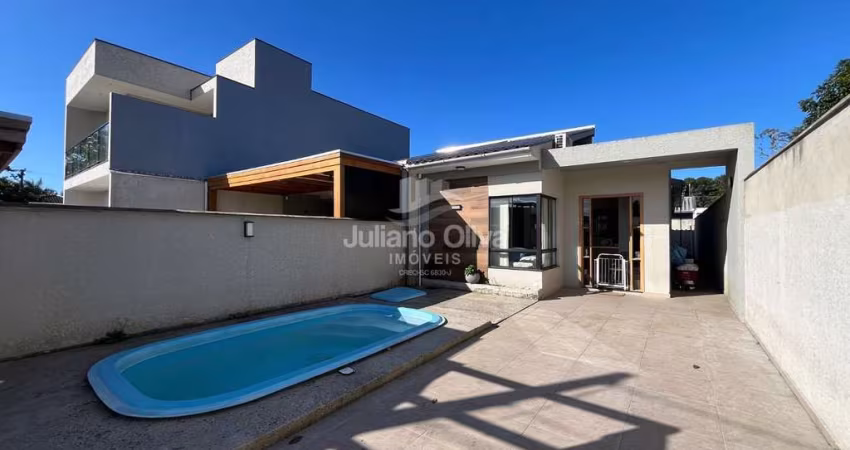 Casa com piscina à 360m da praia, na Barra do Sai