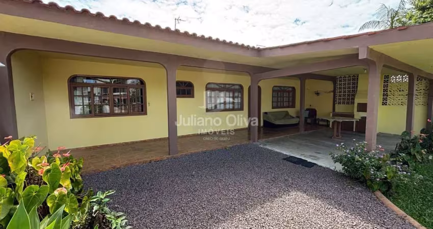 Casa com amplo espaço de terreno no centro de itapoá