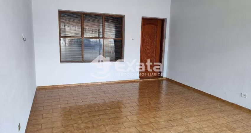 Casa padrão à venda na Vila Hortência com 3 dormitórios e 2 vagas na garagem!