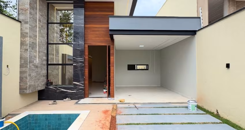 Linda casa com piscina, ótimo padrão