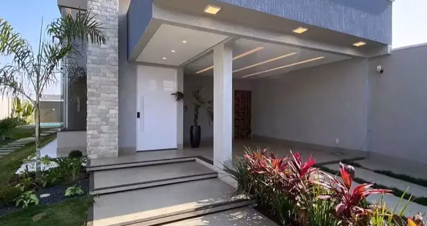 Casa com piscina, iluminada e espaçosa