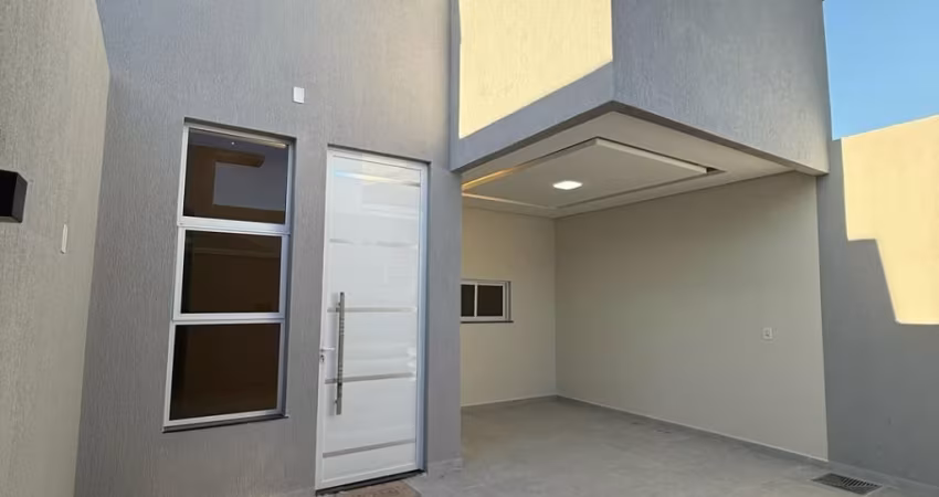 Linda casa com garagem, só te aguardando