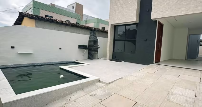 Linda casa com piscina, ótimo padrão de imóvel