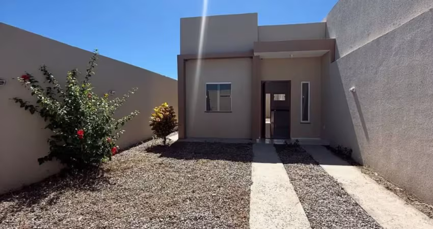 Linda casa, através do parcelamento, com ótimo espaço