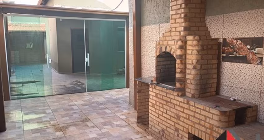 Linda casa linear 3 quartos, área gourmet, 50 metros da praia - Barra de São João