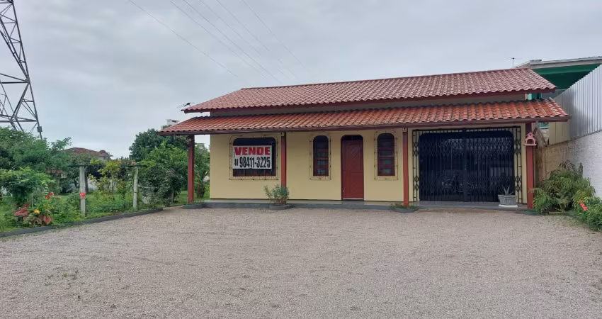 Baixou o valor. casa com dois dormitorios em madeira de lei e vaga de garagem em palhoça/sc.
