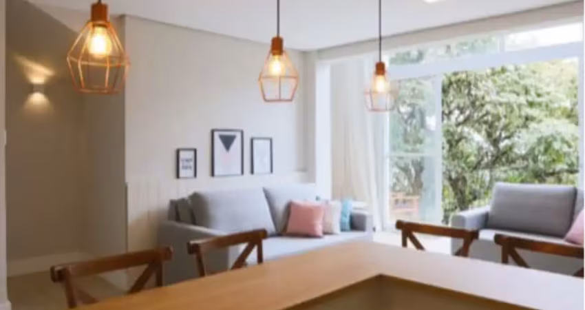 Chalé tem uma suíte  quarto  cama queen, banheira. terreo 1 sala com dois sofas cama casal e cozinha e varanda com vista para vale
