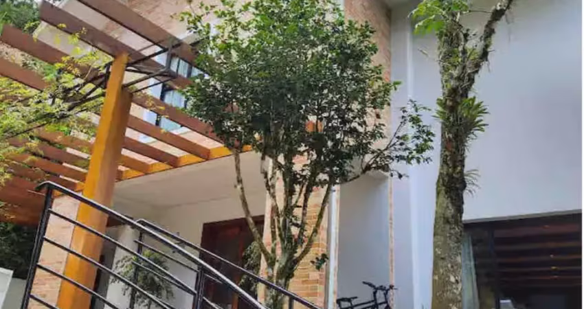 A melhor vista das montanhas com linda piscina aquecida com borda infinita. carpe diem boutique spa