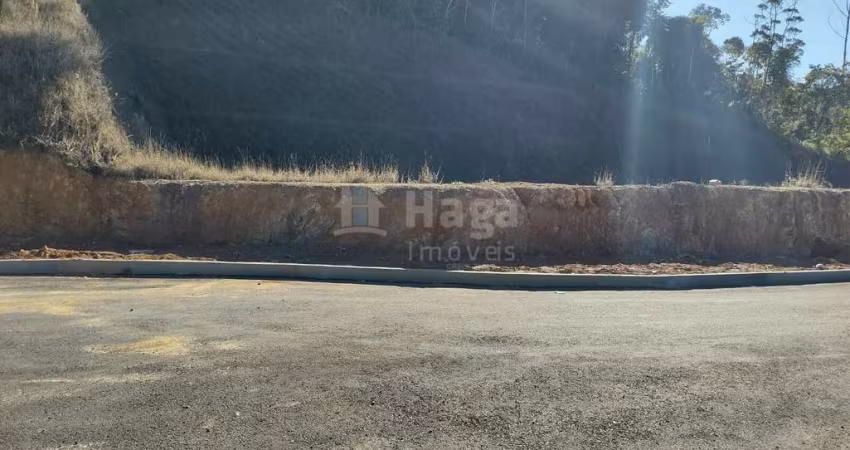 Terreno em declive à venda no bairro Rio Branco em Brusque/SC