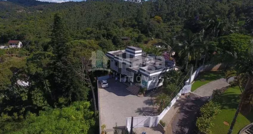 Casa alto padrão à venda no bairro Primeiro de Maio em Brusque/SC