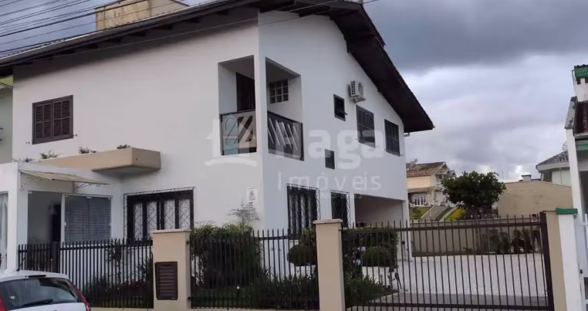 Sobrado à venda no bairro Souza Cruz em Brusque/SC