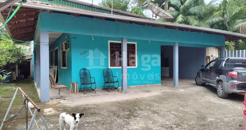 Casa com galpão a venda no bairro Alto Gasparinho em Gaspar/SC
