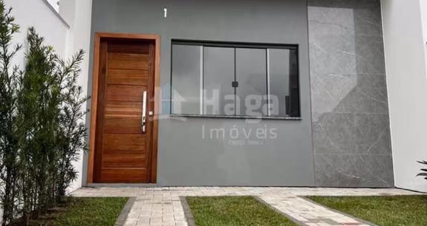 Sobrado geminado à venda no bairro Limoeiro em Brusque/SC.