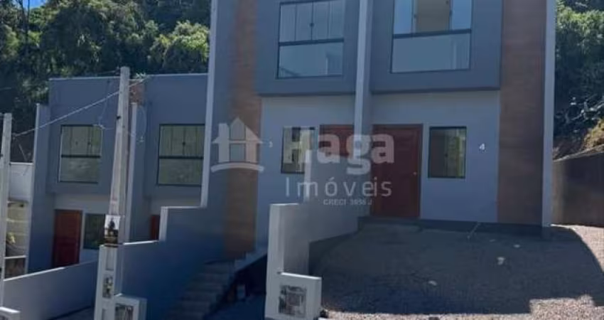 Sobrado geminado à venda no bairro Souza Cruz em Brusque/SC