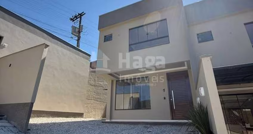Sobrado geminado à venda no bairro Tomaz Coelho em Brusque/SC
