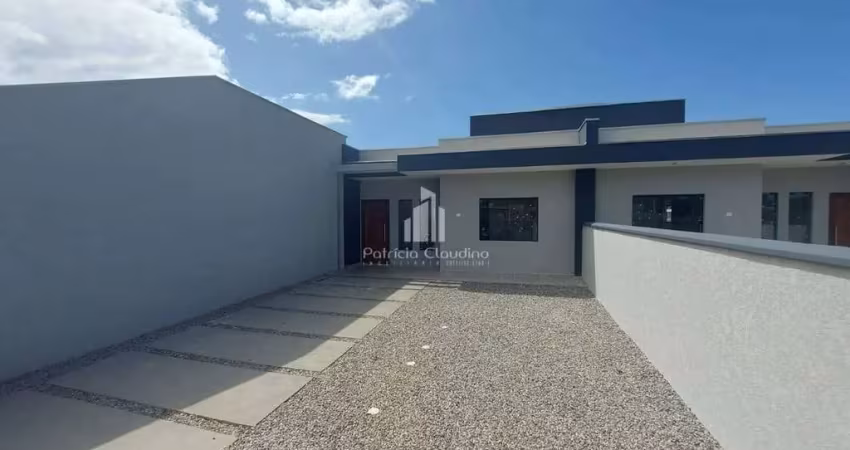 Casa 02 dormitórios (sendo 01 suíte), com amplo espaço de terreno no balneário São José