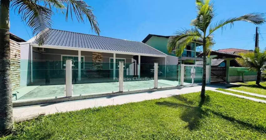 Casa com 04 dormitórios (01 suíte) + piscina, à  50 metros da praia