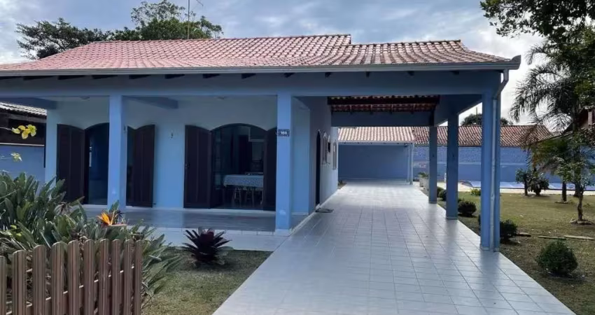 Casa com piscina para 13 pessoas á 180 metros da praia!