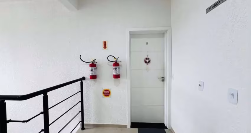 Apartamento semi mobiliado e com 03 dormitórios (sendo 01 suíte)!