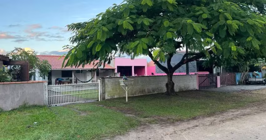 Casa com 03 dormitórios (sendo 01 suíte) e amplo espaço de terreno - barra do saí!