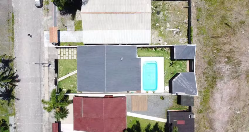 Casa com amplo espaço de terreno, apenas 300m do mar!