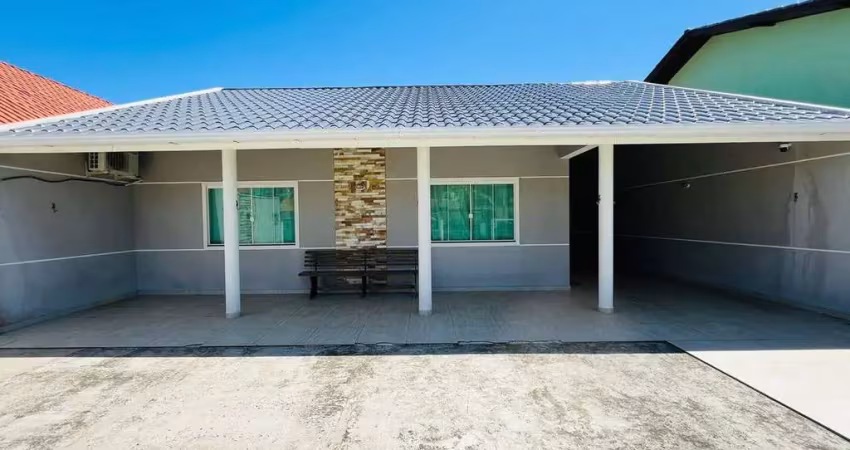 Casa com 04 dormitórios (01 suíte) + piscina, à  50 metros da praia