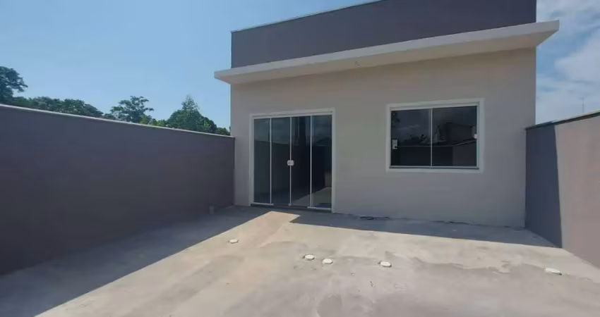 Casa nova com 02 quartos, 55m², a 900 metros da praia