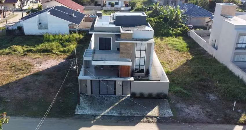 Sobrado com  02 quartos + 01 suite + 01 demi-suite a 250 metros da praia